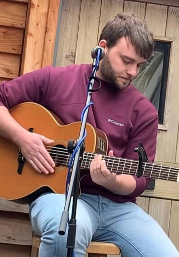 Lead singer of the band Ymylon